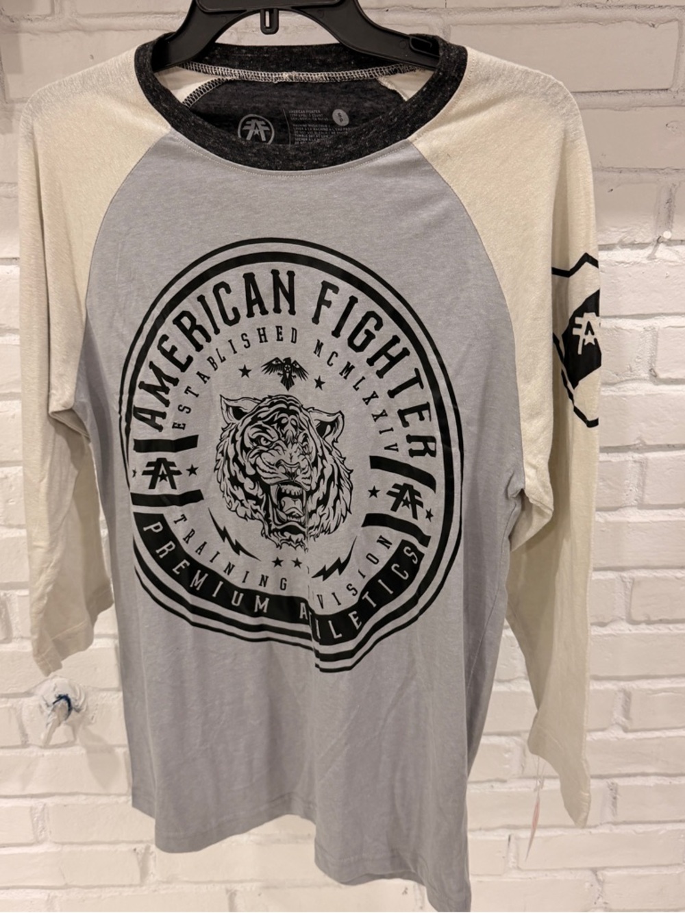 American Fighter Brimson 3/4 Sleeve Raglan Graphic Tee Tiger Logo Men’s Small
